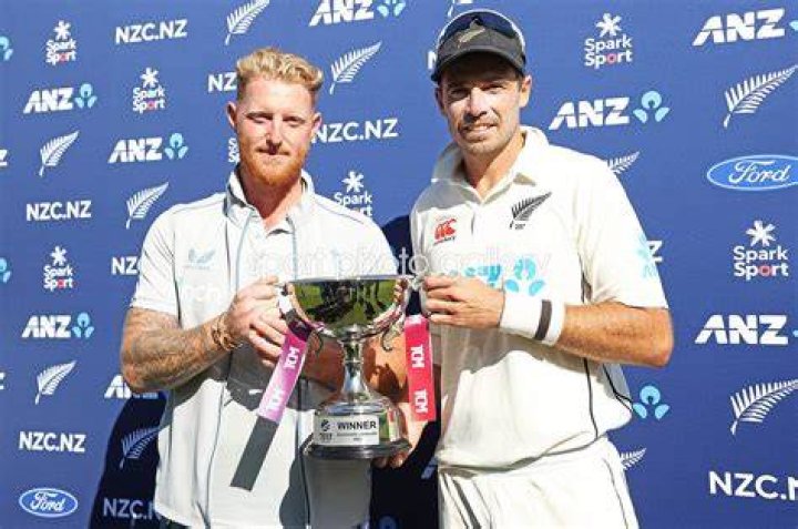 Captains Tim Southee and Ben Stoke pose in front of Mount Maunganui.