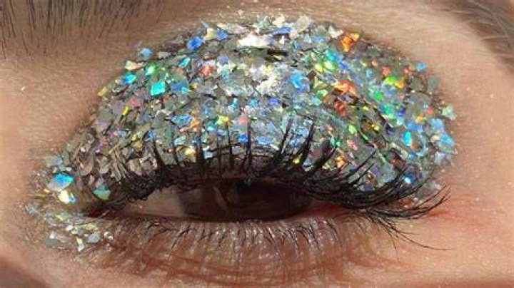 Invisible Glitter Make-Up Is The Prettiest Trend This Season