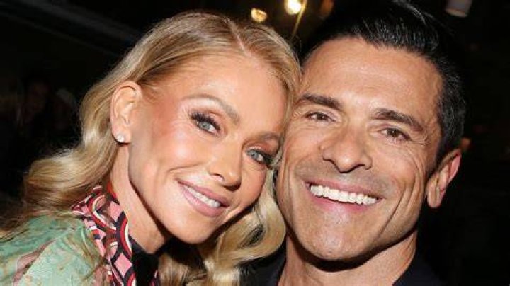 kelly ripa and mark consuelos with their children